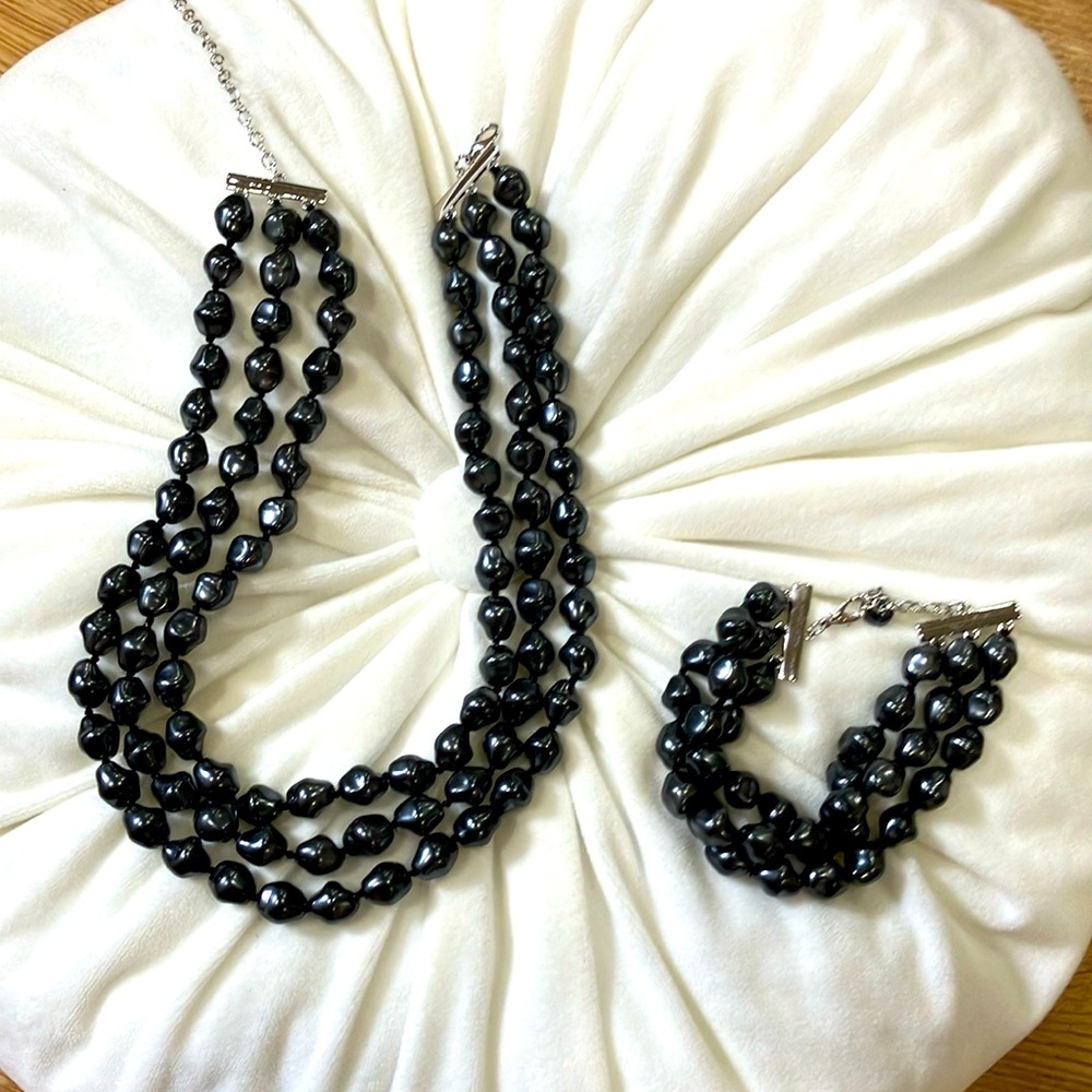 Beaded necklace and bracelet set